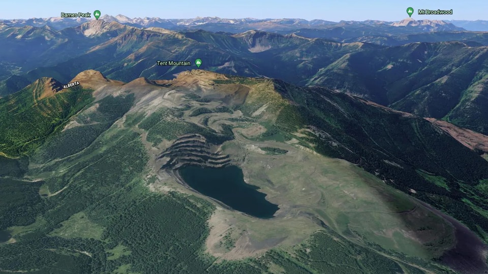 Vue aérienne de Tent Mountain, une chaîne de montagnes minée avec un lac au sommet.