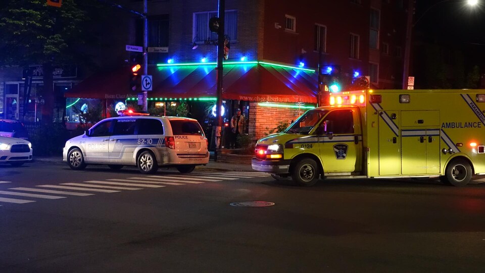 Une ambulance stationnée devant un bar de la rue Jean-Talon.