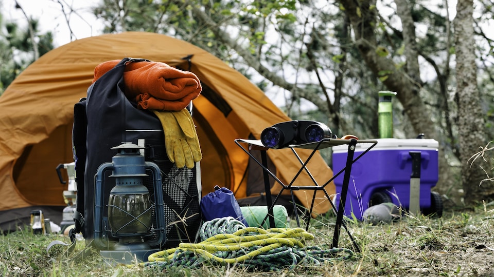 Une tente et de l'équipement de camping qui se trouve à proximité.