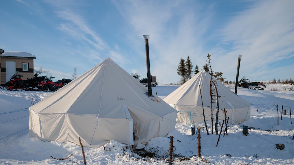 Des tentes traditionnelles dans la neige. 