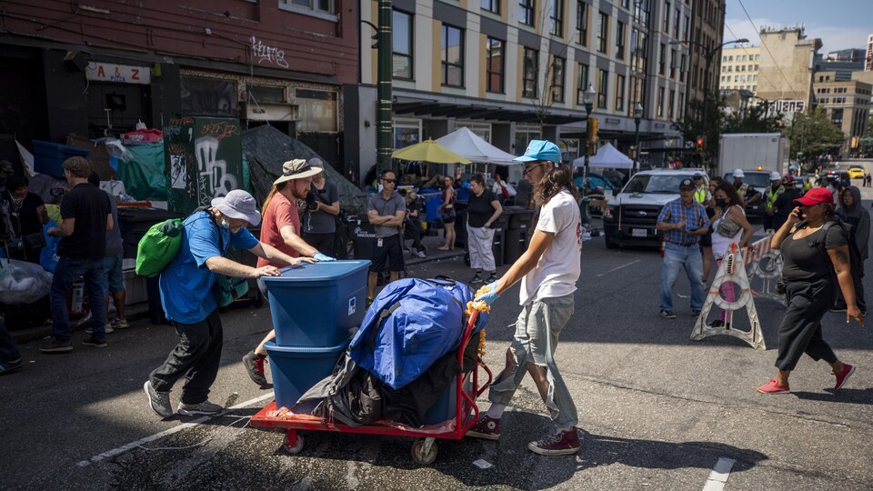 Des résidents quittent le village de tentes de la rue Hastings.
