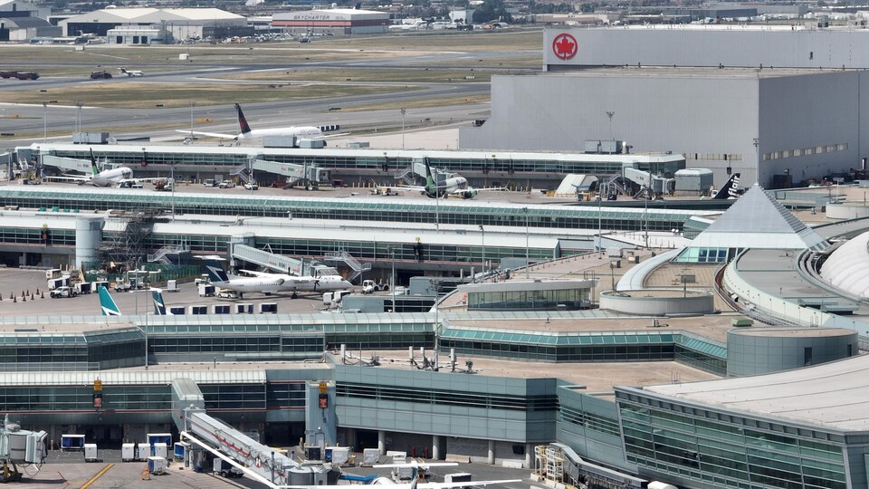 Photo de drone du terminal avec des avions de West Jet stationnés.