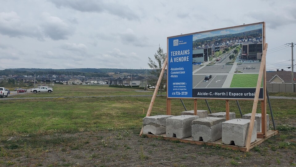 Un affiche de terrains à vendre à Rimouski.