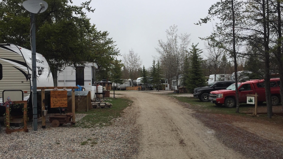 Des roulottes de camping dans un terrain privé.