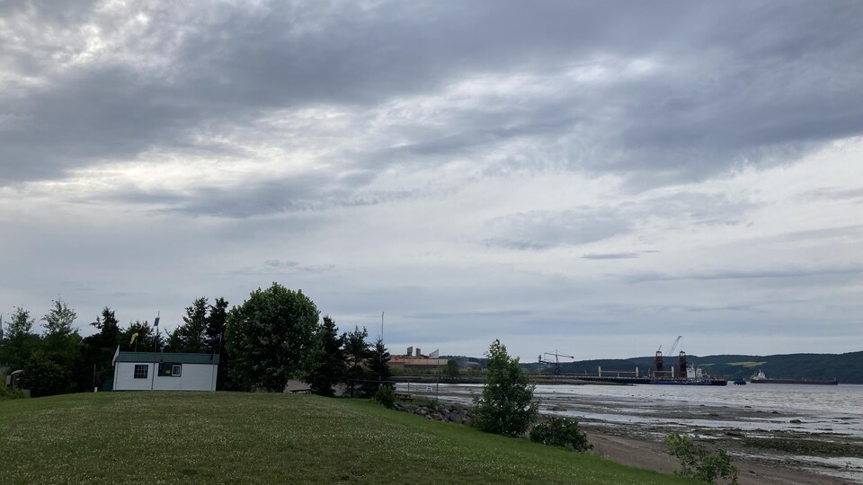 Un terrain devant une baie.