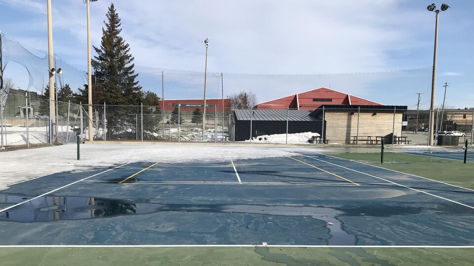 La neige qui couvrait le terrain de tennis à Rouyn-Noranda est presque toute fondue.