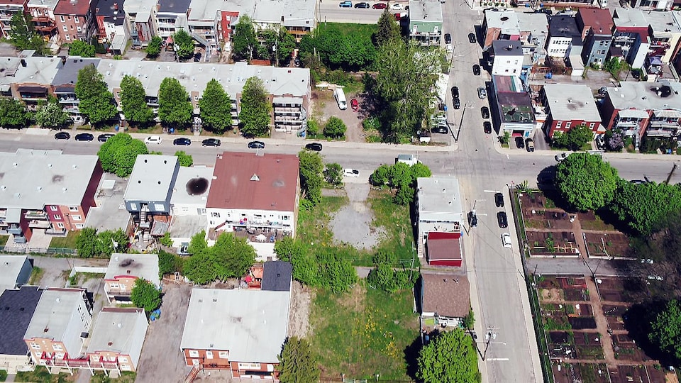 Vue aérienne d'un quartier urbanisé.