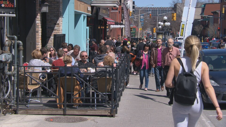 Des gens sur un terrasse à Ottawa.