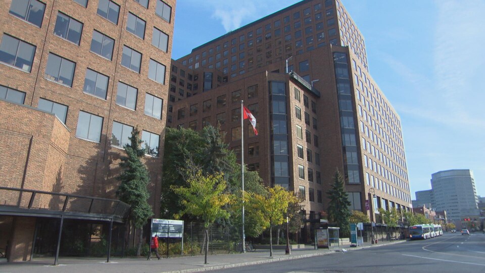 Le complexe immobilier comporte plusieurs édifices de plus de 10 étages.