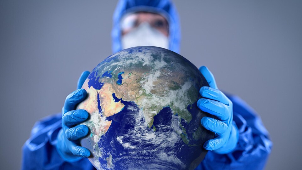Un médecin tient la Terre entre ses mains.