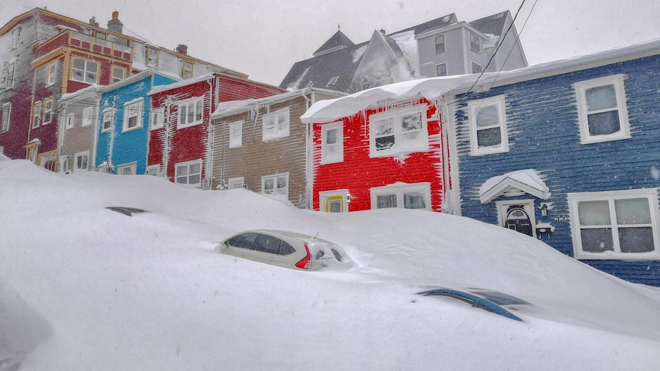 Voitures ensevelies sous la neige à Saint-Jean.