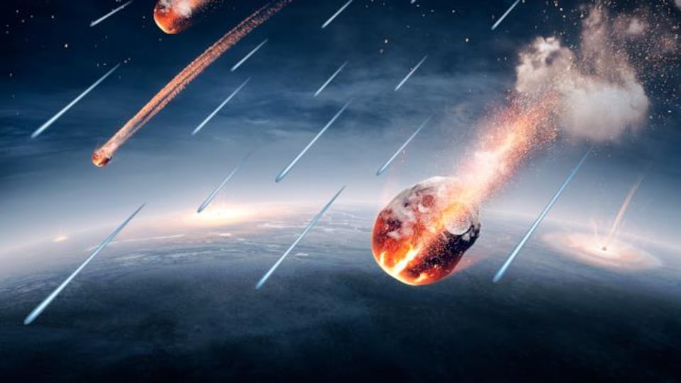 Illustration montrant des astéroïdes et des poussières traversant l'atmosphères de la Terre primitive.