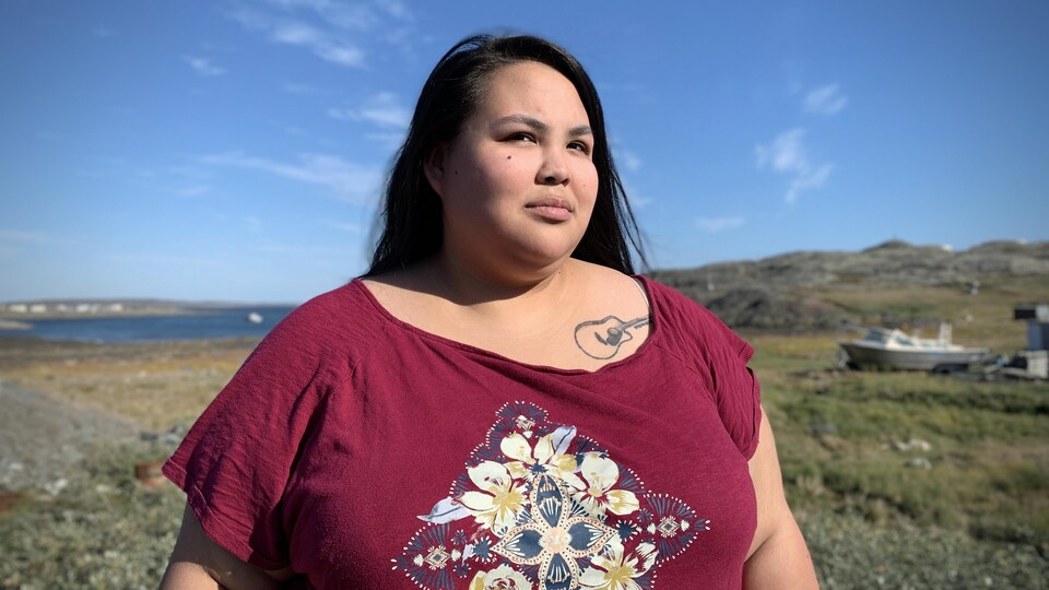 Terry Kusugak, 27 ans, regarde à l'horizon devant la baie, à Rankin Inlet.