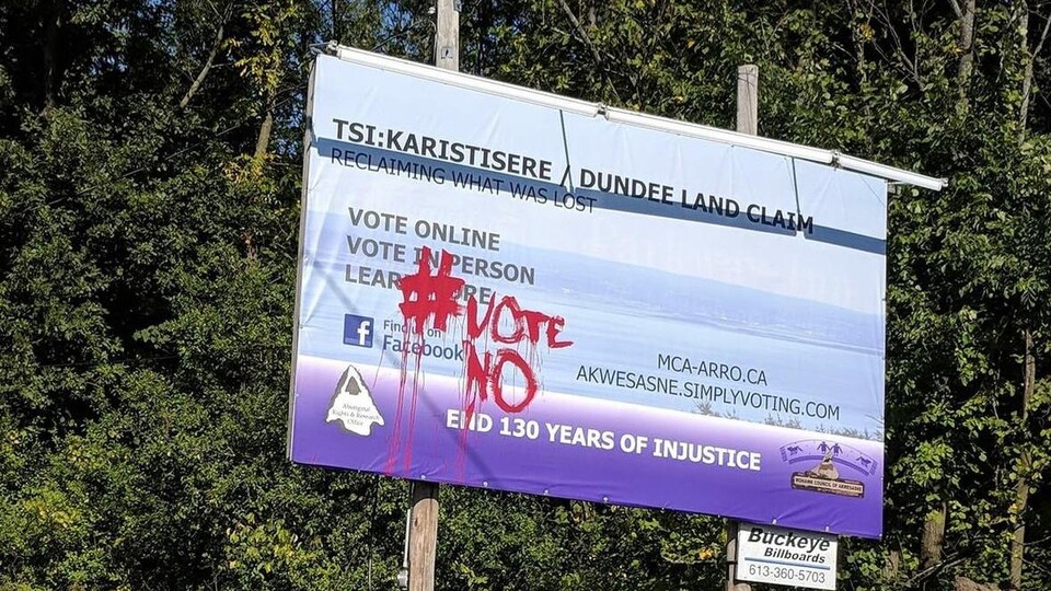 Un panneau appelle à voter « non » au référendum. 