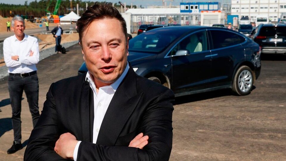 Le dirigeant de Tesla, Elon Musk, en Allemagne, en 2020, devant une voiture.