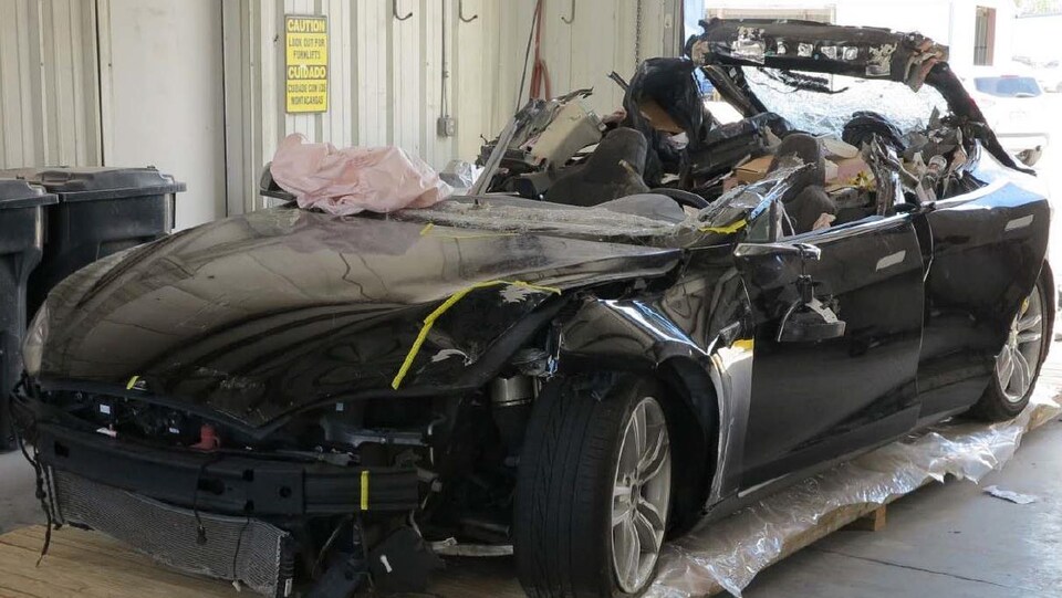 La voiture autonome Tesla accidentée en Floride, en mai 2016. On peut voir les dommages considérables à l'avant et sur le dessus du véhicule.