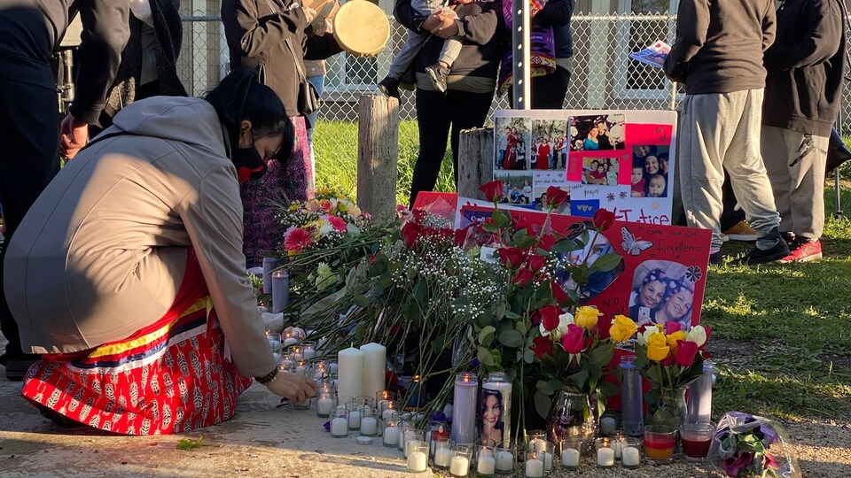 Une personne en deuil allume une bougie lors d'une veillée pour Tessa Perry, le mardi 31 mai 2022, à Winnipeg.