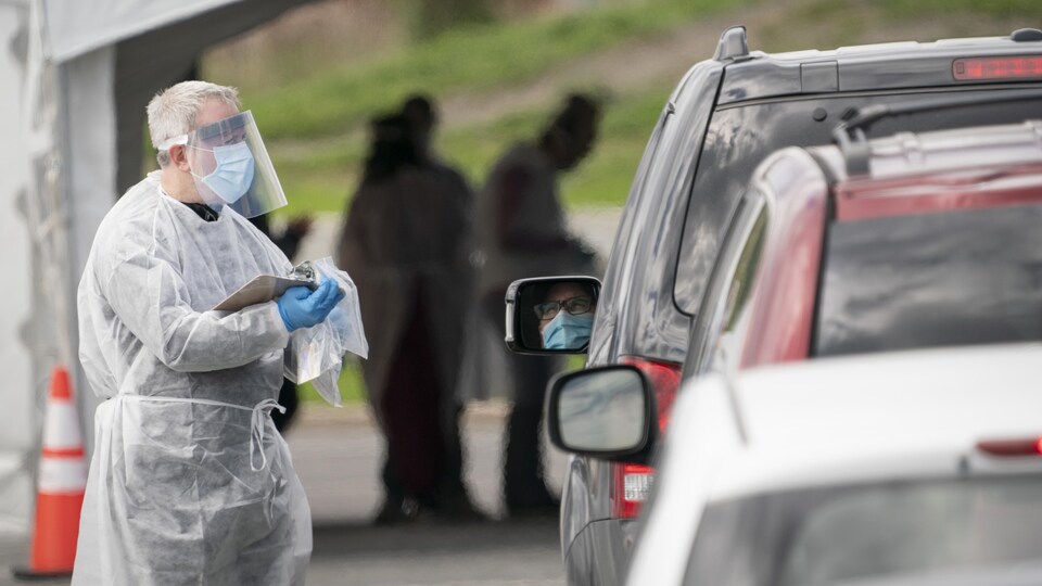 Un préposé accueille des automobilistes.