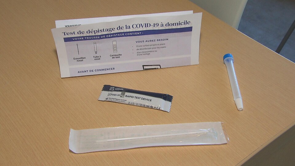 Un test de dépistage rapide, comme ceux qui sont donnés aux élèves dans les écoles au Nouveau-Brunswick.