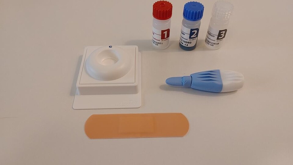 Un tests d'autodépistage du VIH posé sur une table.