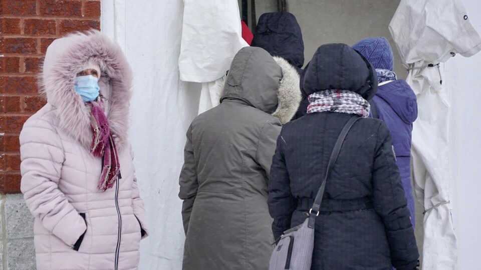 Des Bas-Laurentiens ont attendu dans le froid mardi matin avant d'entrer dans les pharmacies pour obtenir leurs tests rapides.                   