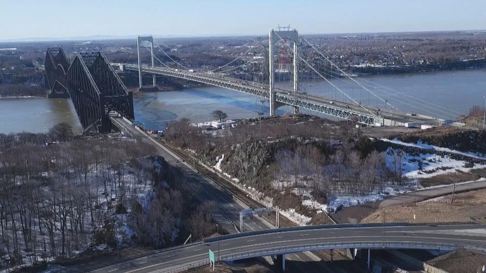 Les ponts Pierre-Laporte et de Québec vus de la Rive-Nord l'hiver.