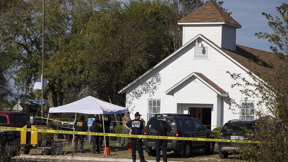 La fusillade a eu lieu vers 11 h 30 dans la First Baptist Church de Sutherland Spring, un village qui compte environ 400 habitants.