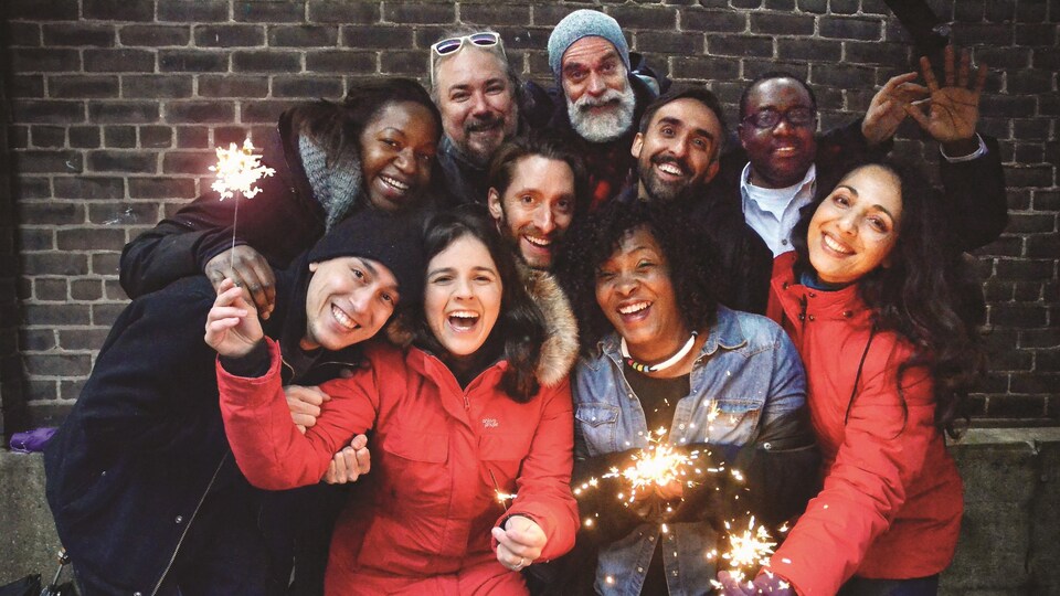 Photo des personnes avec des bâtons de feu d'artifice.