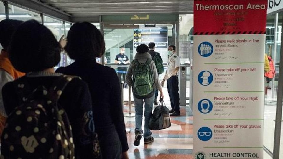 Des passagers en provenance de la Chine se soumettent à une thermographie.