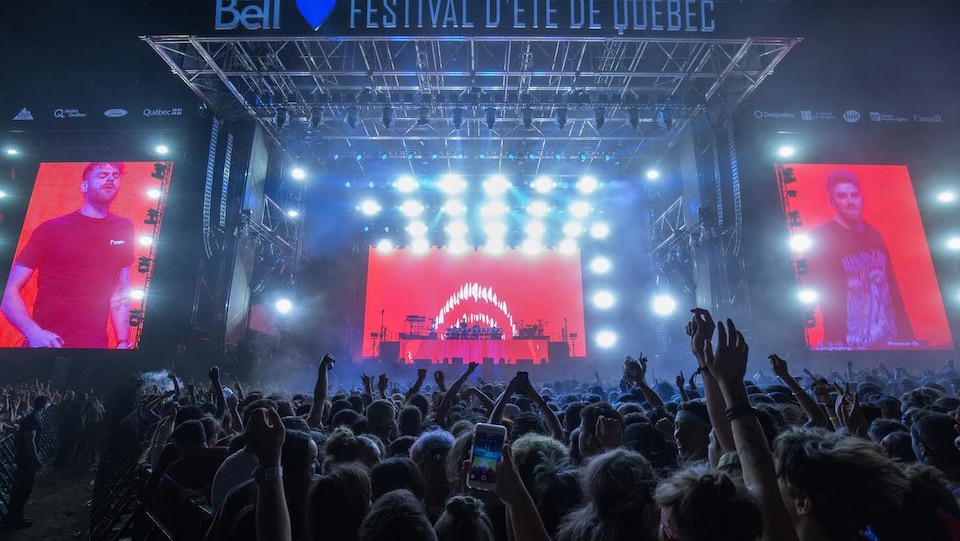 Le duo The Chainsmokers en spectacle sur les plaines d'Abraham.