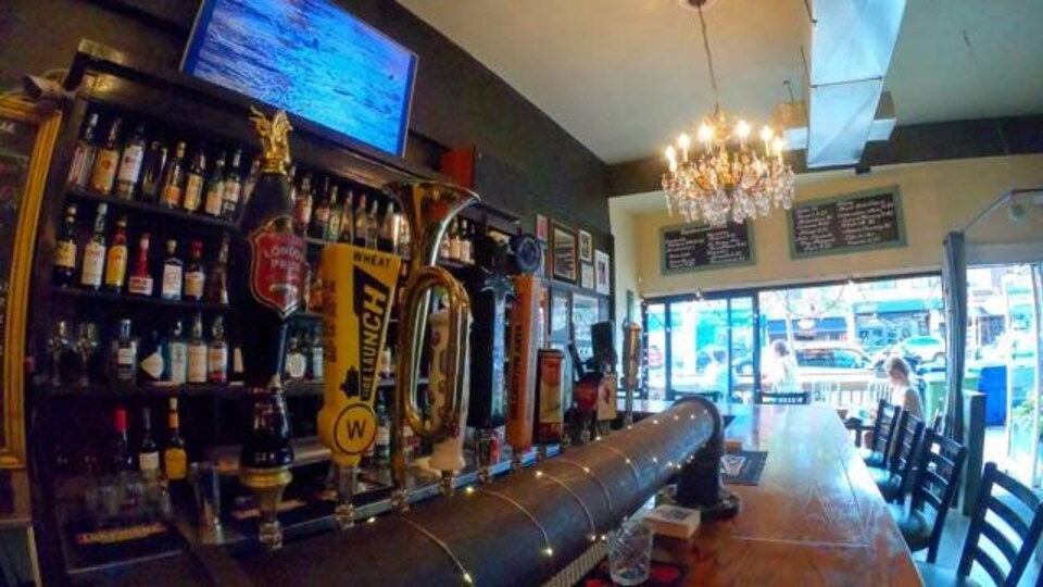 Un bar avec une grande sélection de bières.