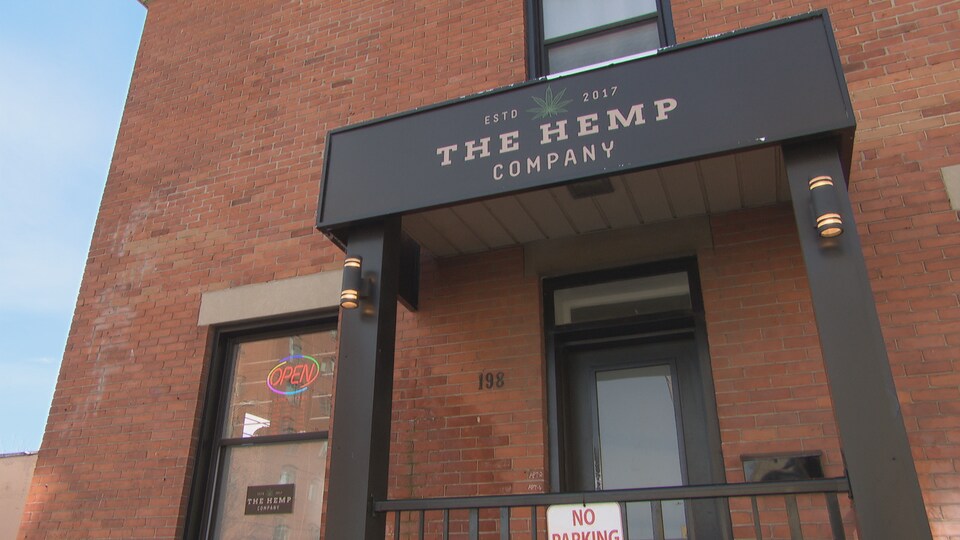 La façade d'un magasin de cannabis à Ottawa.