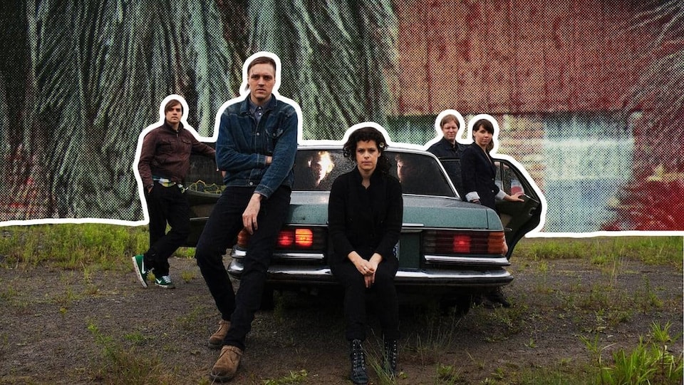 Sept membres du groupe Arcade Fire dans un collage photographique les représentant autour d'une voiture.