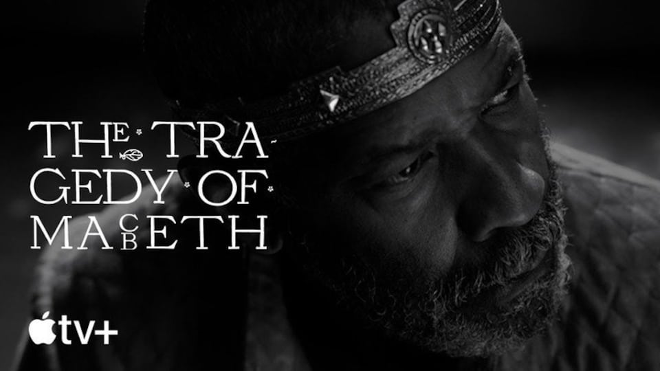 Denzel Washington porte une couronne à côté du logo du film The Tragedy of Macbeth. 