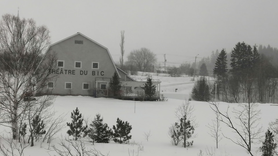 Théâtre du Bic vu de l'extérieur en plein hiver.