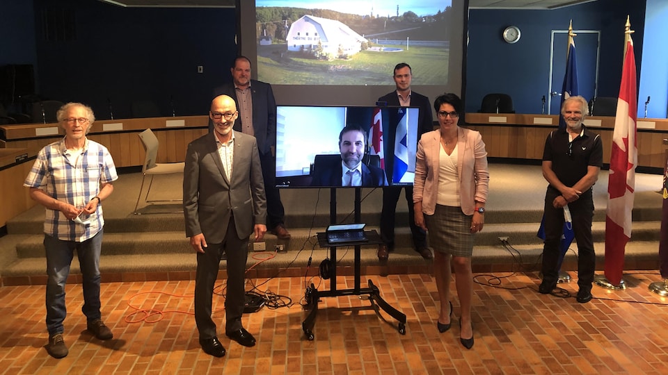 Le maire de Rimouski, Marc Parent et la présidente du conseil d'administration du Théâtre du Bic, Nathalie Babin, de chaque côté de l'écran où on aperçoit le ministre Guilbeault