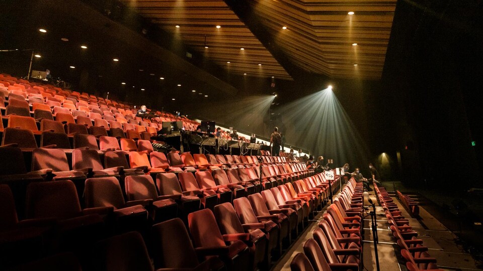 Des sièges vides dans une salle