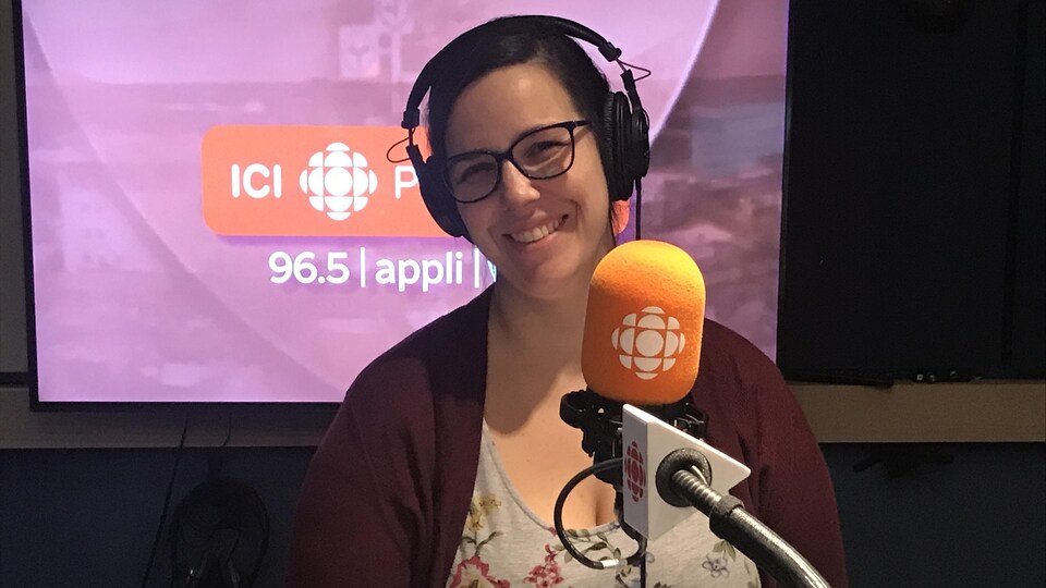 La comédienne Mylène Renaud est derrière un micro dans le studio de Radio-Canada.