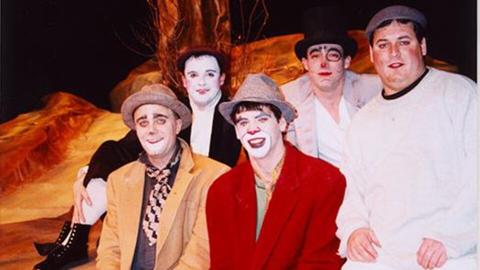 Cinq comédiens de la troupe de l'Université de Saint-Boniface, les Chiens de soleil