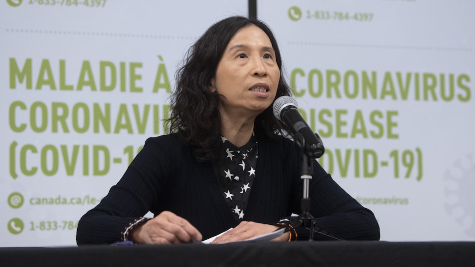 La docteure Theresa Tam, administratrice en chef de la santé publique du Canada, parle au micro durant une conférence de presse.