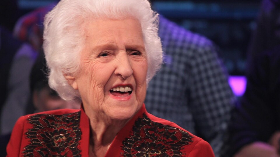 Thérèse Dion s'exprimant sur le plateau d'une émission de télévision.