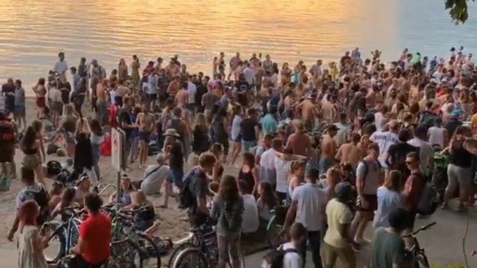 Une mer de monde sur une plage de Vancouver.