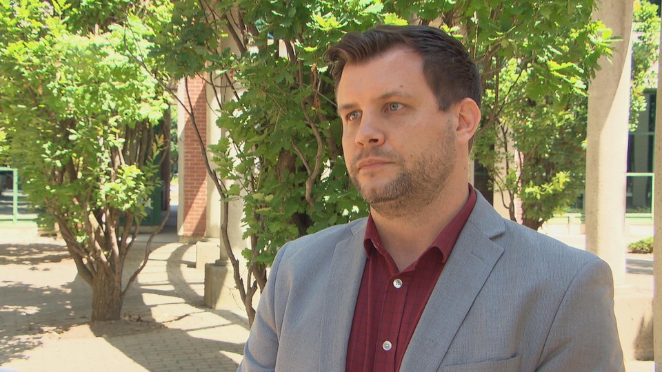 Un homme en entrevue dans la cour de l'Université du Québec en Outaouais