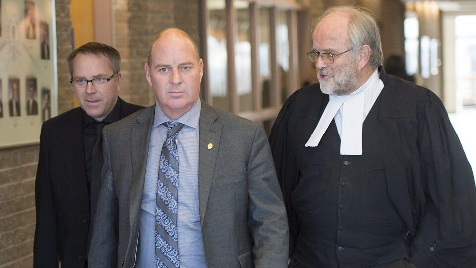 Thomas Harding en compagnie de son avocat, Me Tom, Walsh à leur arrivée au palais de justice de Sherbrooke.