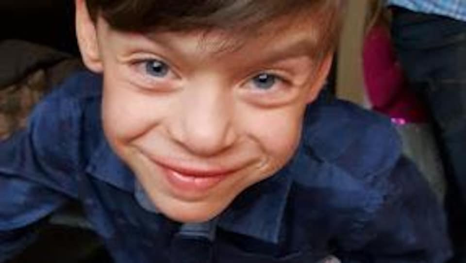 Photo de l'enfant chez lui