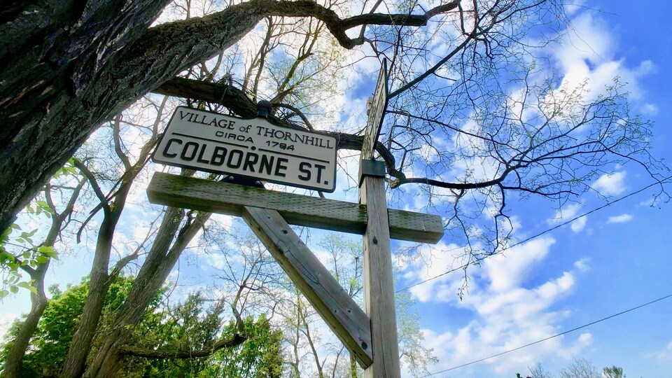 Une affiche dans le quartier historique de Thornhill, dans la région de Toronto.