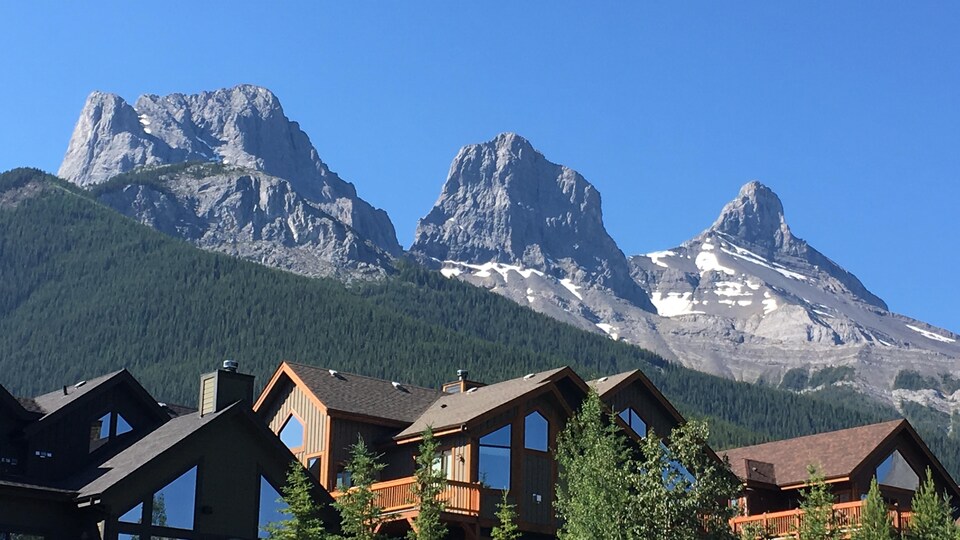 Des maisons devant des montagnes en Alberta.