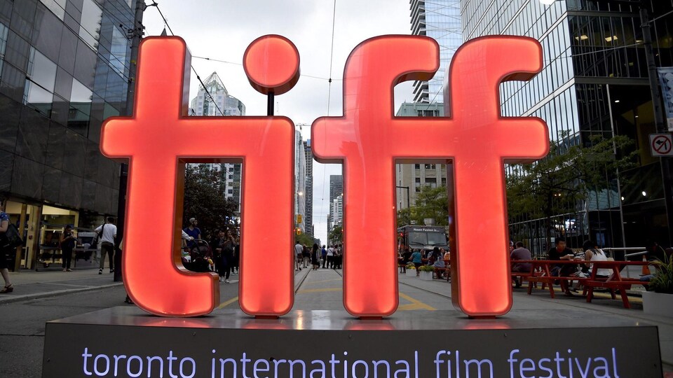 enseigne du TIFF rouge dans la rue,
