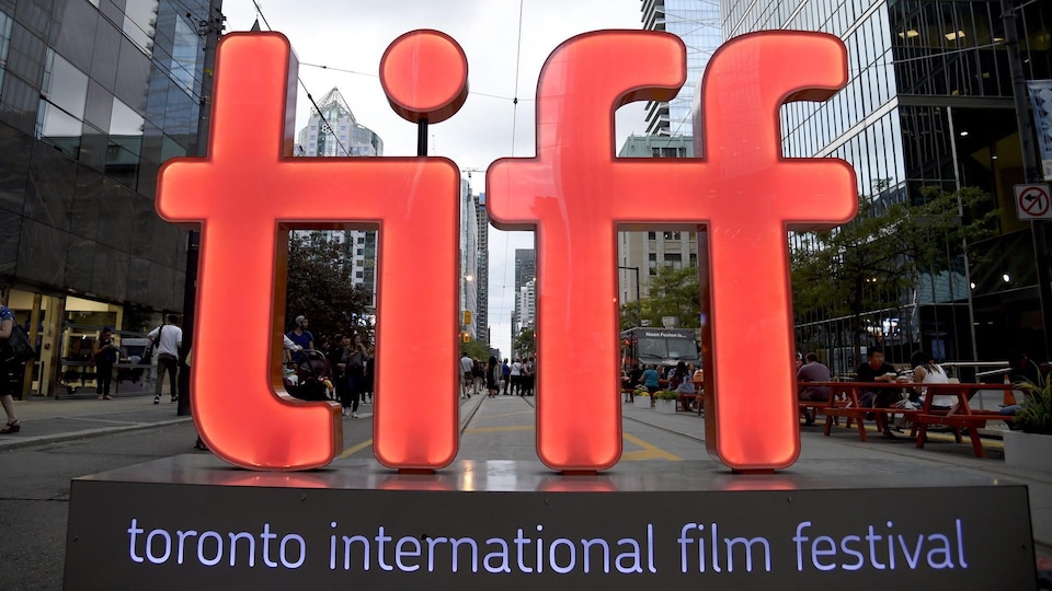 Des lettres géantes T i f f sur un piédestal.