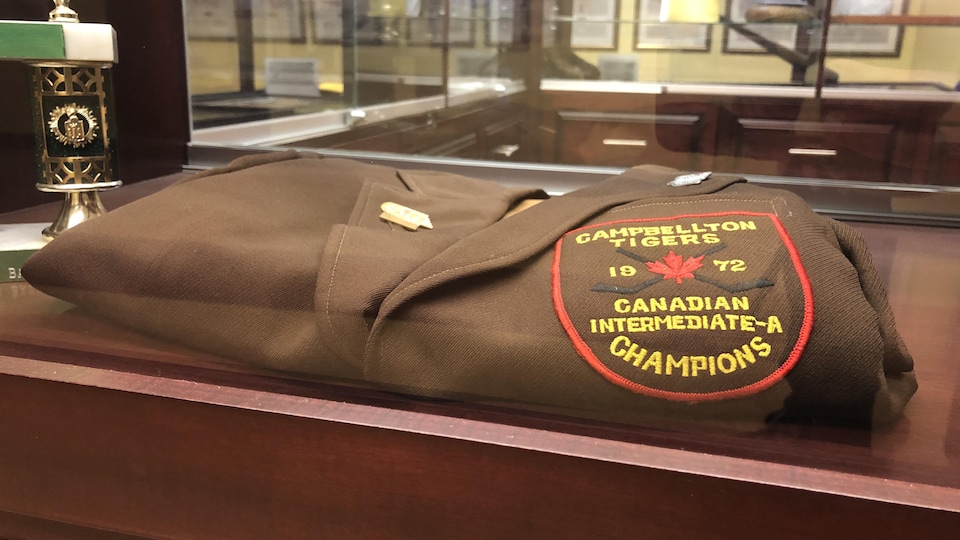 Manteau brun dans une vitrine de démonstration.